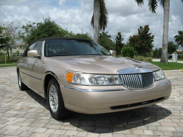 1998 Lincoln Town Car LT FWD 1SD
