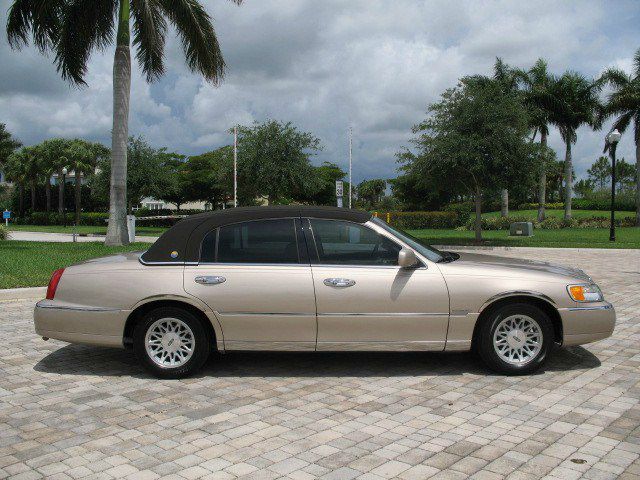 1998 Lincoln Town Car LT FWD 1SD