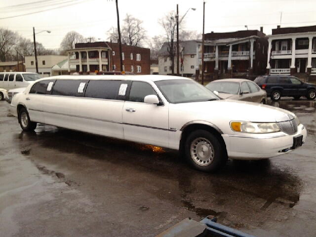 1999 Lincoln Town Car 4X4 SLE Regular Cab