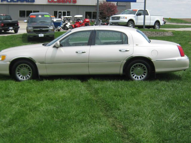 1999 Lincoln Town Car LS Flex Fuel 4x4 This Is One Of Our Best Bargains