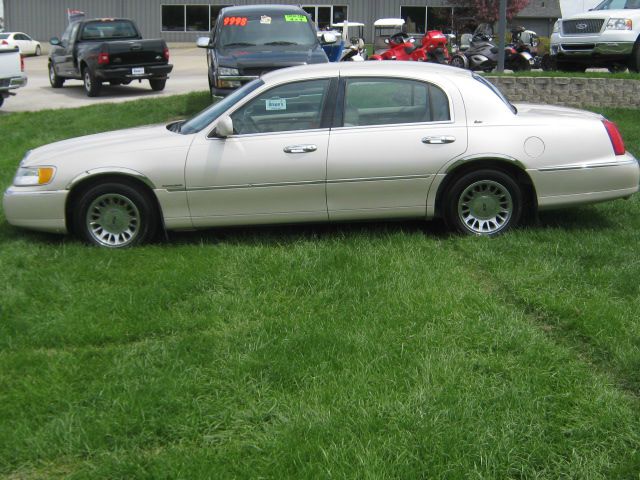 1999 Lincoln Town Car LS Flex Fuel 4x4 This Is One Of Our Best Bargains