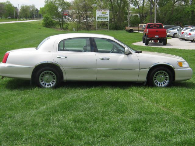 1999 Lincoln Town Car LS Flex Fuel 4x4 This Is One Of Our Best Bargains