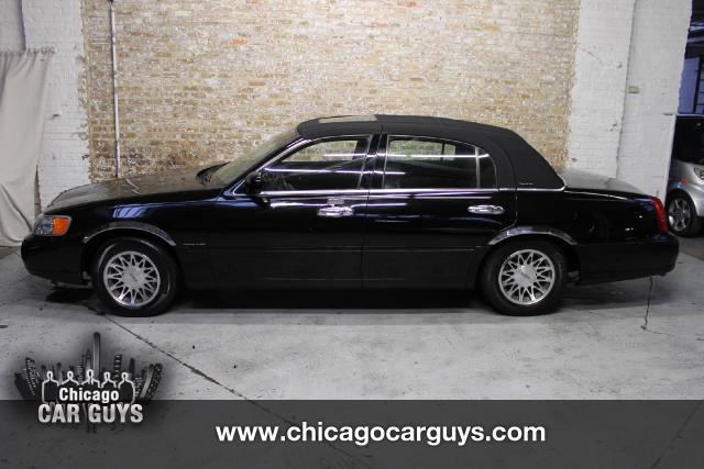 2000 Lincoln Town Car 4dr Sdn 300 Touring AWD Ltd Avail