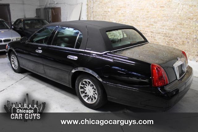 2000 Lincoln Town Car 4dr Sdn 300 Touring AWD Ltd Avail
