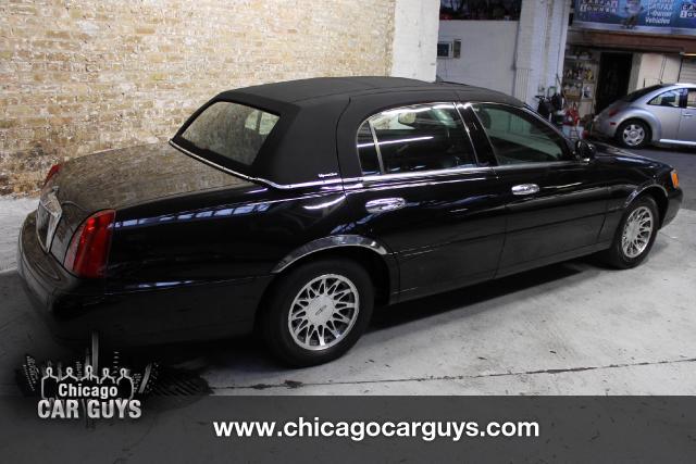 2000 Lincoln Town Car 4dr Sdn 300 Touring AWD Ltd Avail