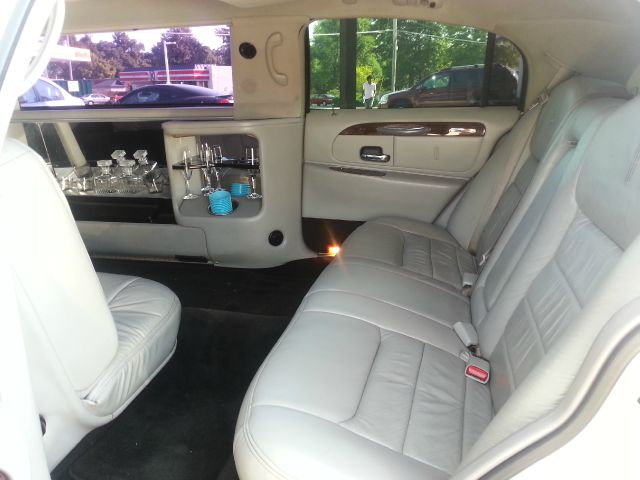 2000 Lincoln Town Car 4X4 SLE Regular Cab