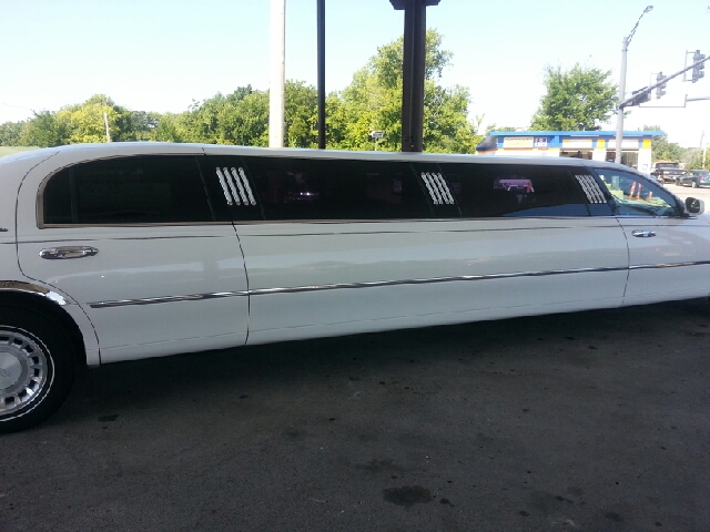 2000 Lincoln Town Car 4X4 SLE Regular Cab