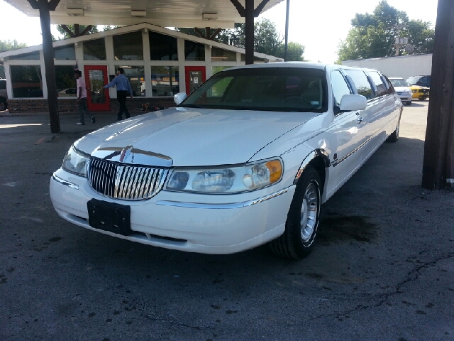 2000 Lincoln Town Car 4X4 SLE Regular Cab