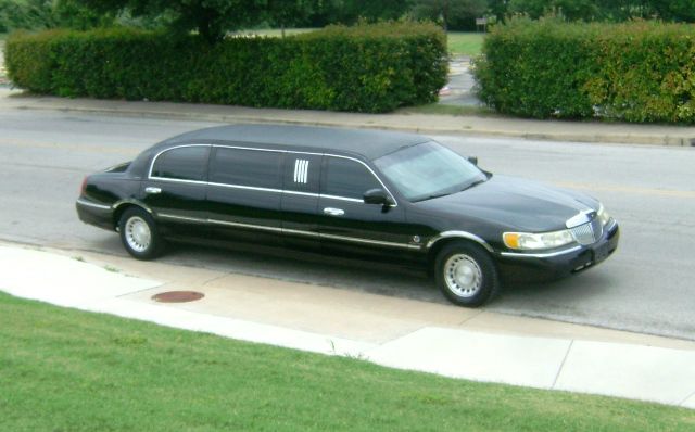 2000 Lincoln Town Car 4X4 SLE Regular Cab