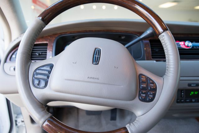 2001 Lincoln Town Car DOWN 4.9 WAC