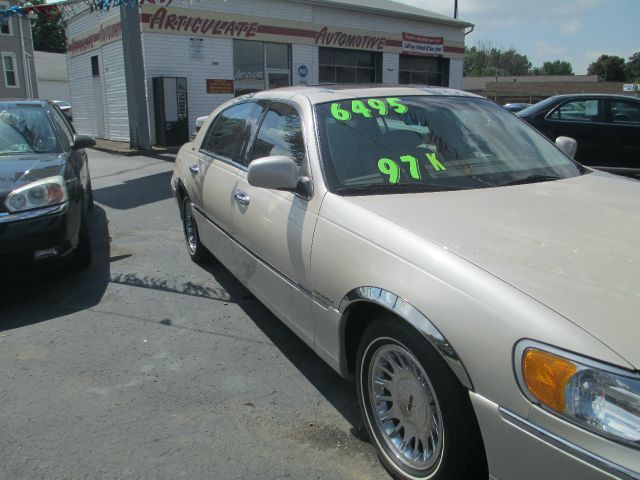 2001 Lincoln Town Car 2WD 4dr Supercab 126