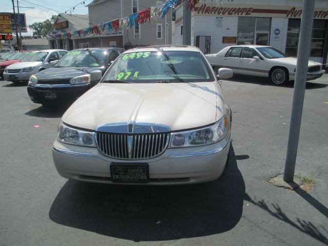 2001 Lincoln Town Car 2WD 4dr Supercab 126