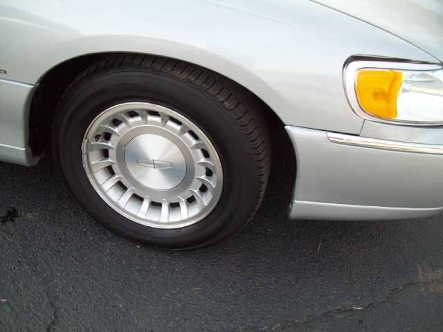 2001 Lincoln Town Car DOWN 4.9 WAC