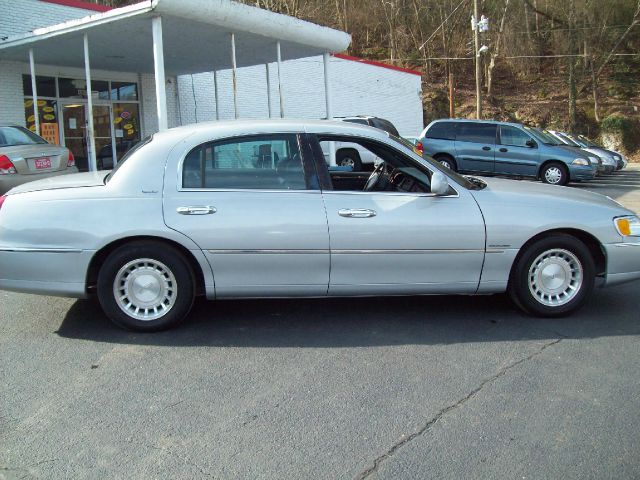 2001 Lincoln Town Car DOWN 4.9 WAC