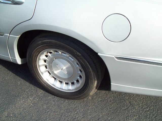 2001 Lincoln Town Car DOWN 4.9 WAC