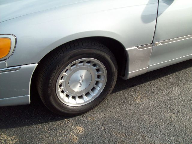 2001 Lincoln Town Car DOWN 4.9 WAC
