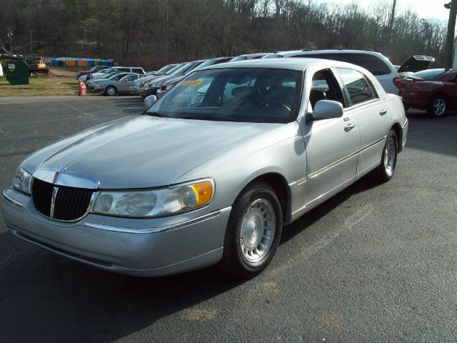 2001 Lincoln Town Car DOWN 4.9 WAC