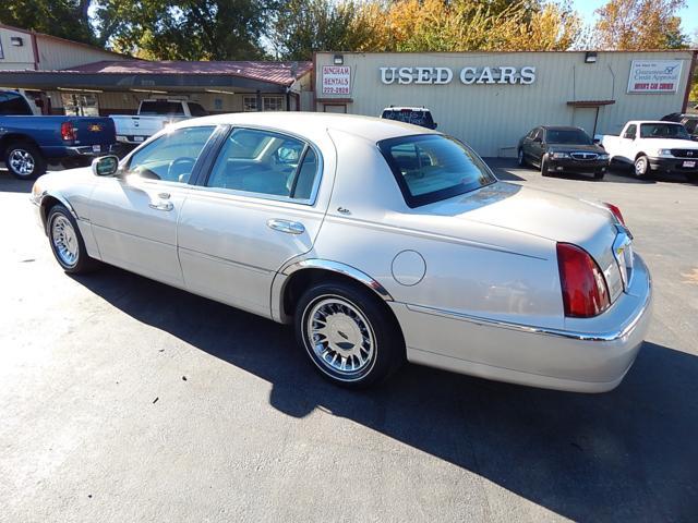2001 Lincoln Town Car Unknown
