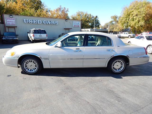 2001 Lincoln Town Car Unknown