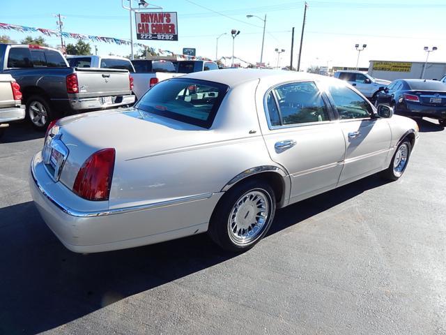 2001 Lincoln Town Car Unknown