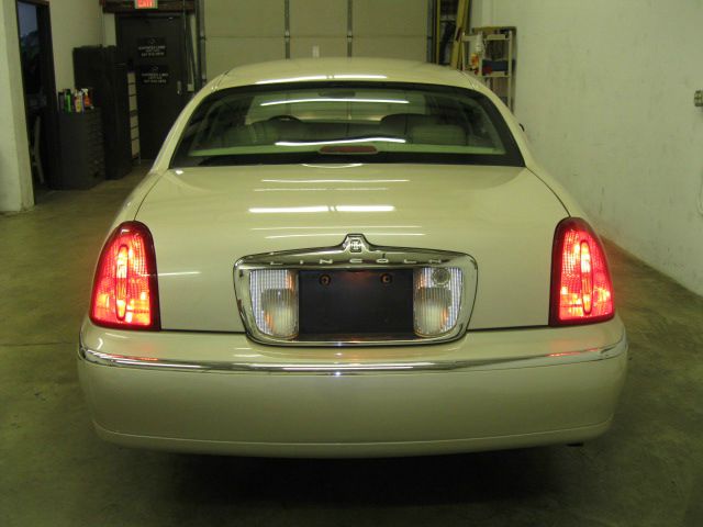 2001 Lincoln Town Car 2WD 4dr Supercab 126