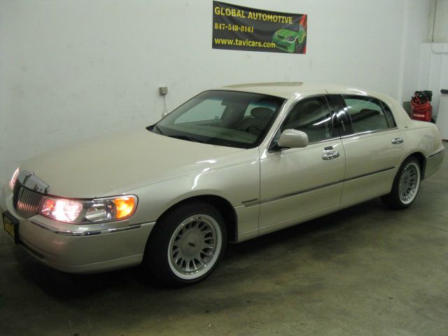 2001 Lincoln Town Car 2WD 4dr Supercab 126