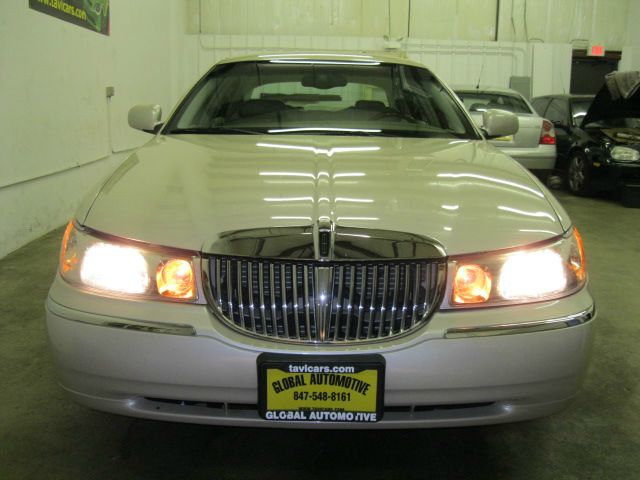 2001 Lincoln Town Car 2WD 4dr Supercab 126