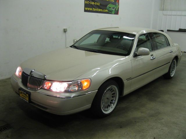 2001 Lincoln Town Car 2WD 4dr Supercab 126
