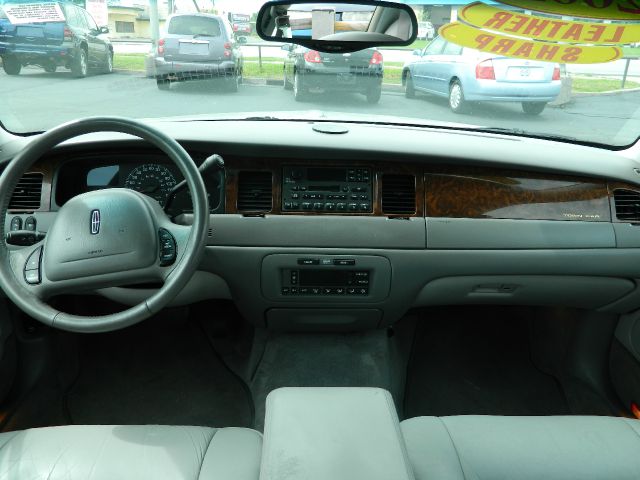 2001 Lincoln Town Car DOWN 4.9 WAC