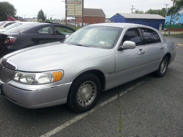 2001 Lincoln Town Car DOWN 4.9 WAC