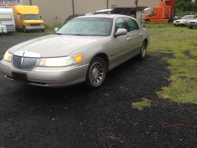 2001 Lincoln Town Car DOWN 4.9 WAC
