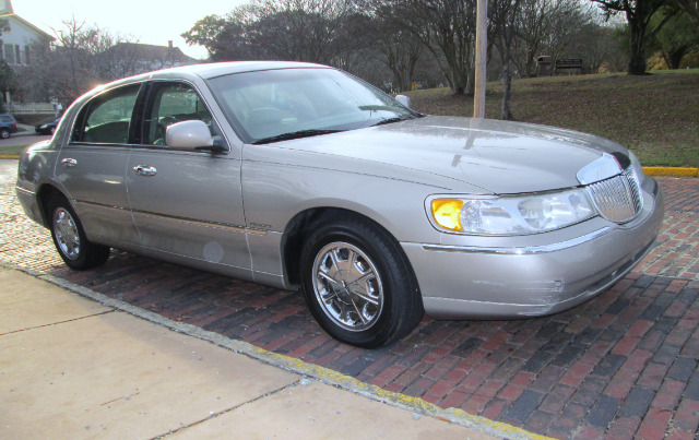 2001 Lincoln Town Car DOWN 4.9 WAC