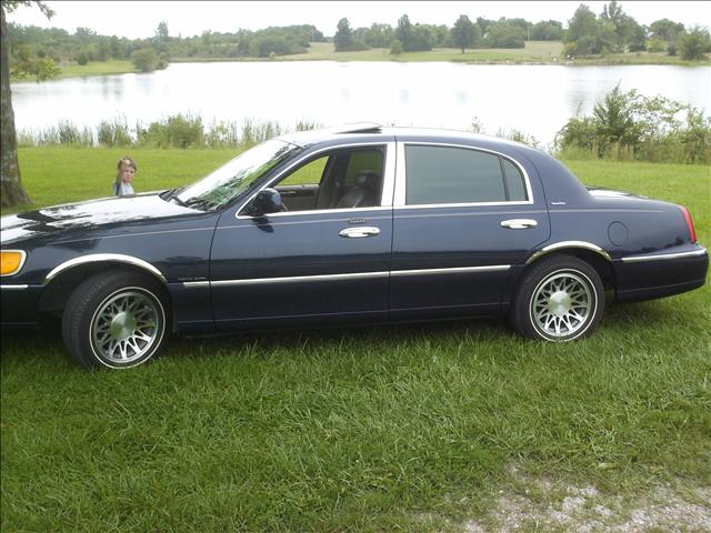 2001 Lincoln Town Car DOWN 4.9 WAC