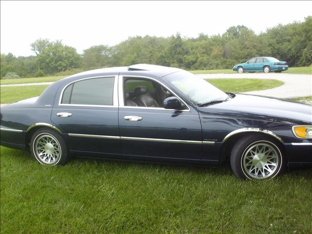 2001 Lincoln Town Car DOWN 4.9 WAC