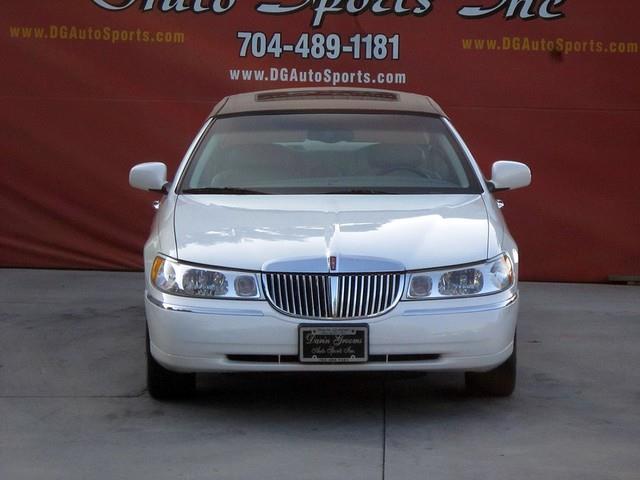 2002 Lincoln Town Car Base Alpha