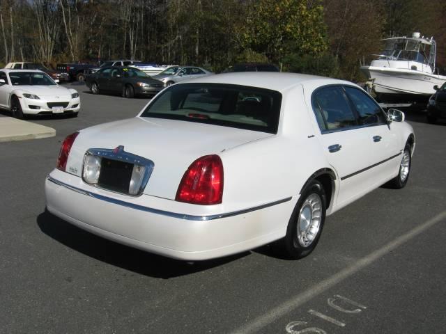 2002 Lincoln Town Car Unknown
