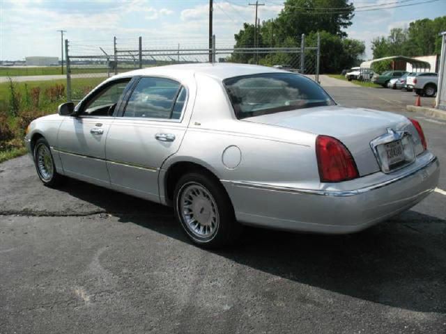 2002 Lincoln Town Car 4B