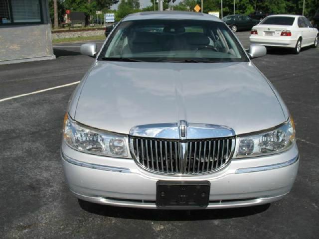 2002 Lincoln Town Car 4B
