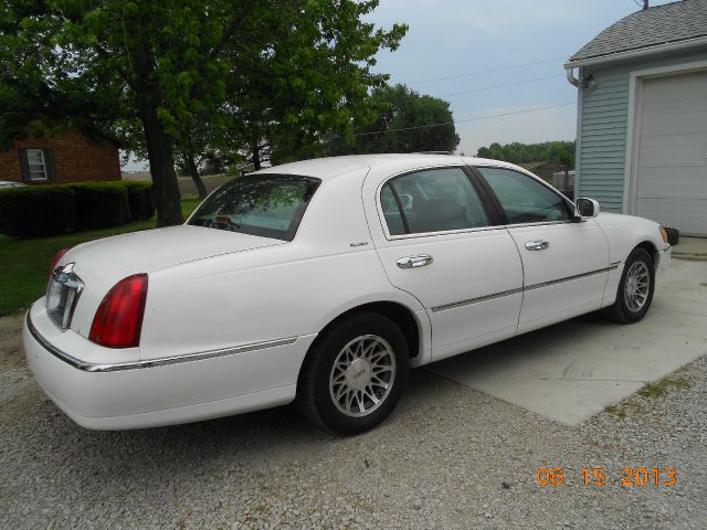 2002 Lincoln Town Car DOWN 4.9 WAC