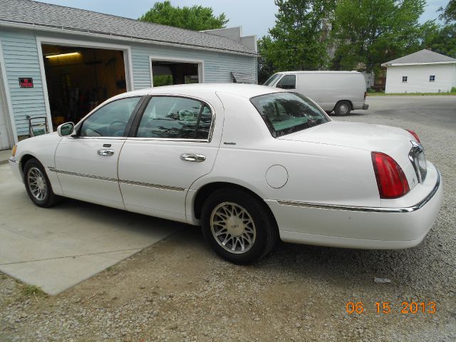 2002 Lincoln Town Car DOWN 4.9 WAC