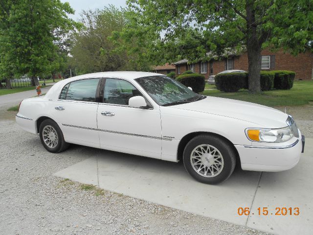 2002 Lincoln Town Car DOWN 4.9 WAC
