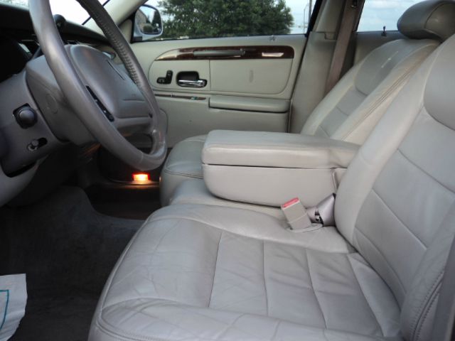 2002 Lincoln Town Car DOWN 4.9 WAC