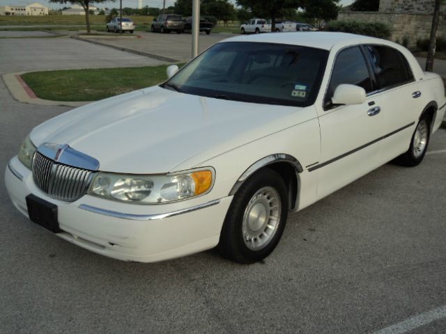 2002 Lincoln Town Car DOWN 4.9 WAC