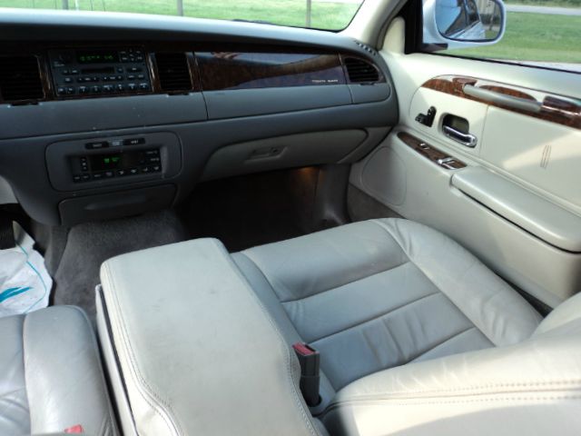 2002 Lincoln Town Car DOWN 4.9 WAC