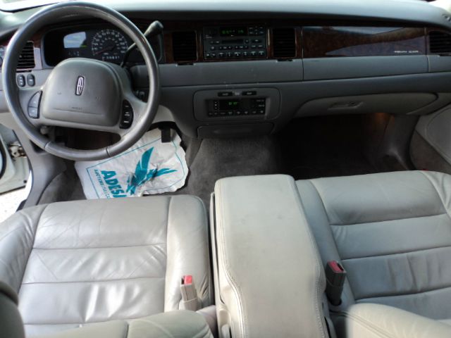 2002 Lincoln Town Car DOWN 4.9 WAC