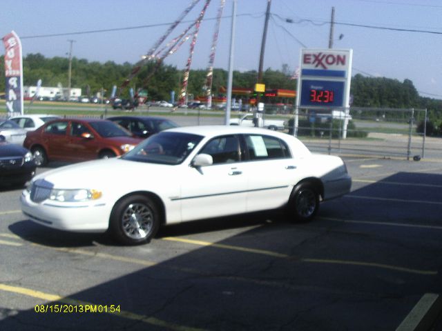 2002 Lincoln Town Car DOWN 4.9 WAC