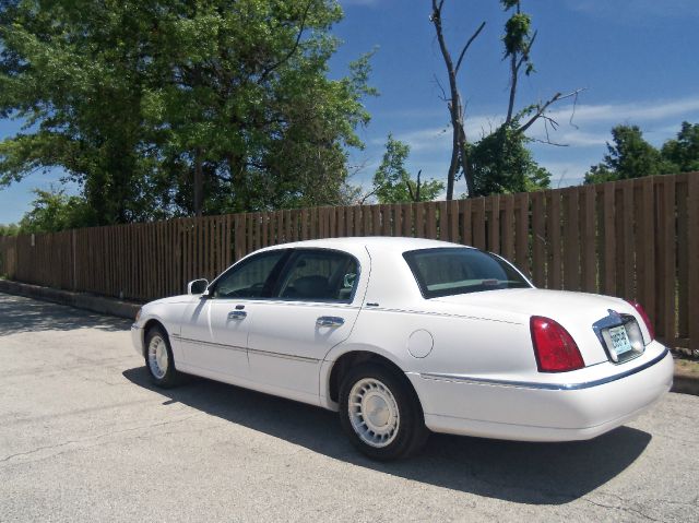 2002 Lincoln Town Car DOWN 4.9 WAC