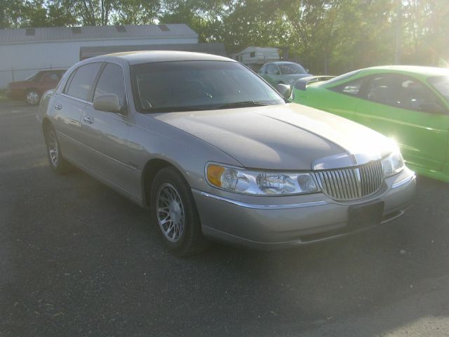 2002 Lincoln Town Car DOWN 4.9 WAC