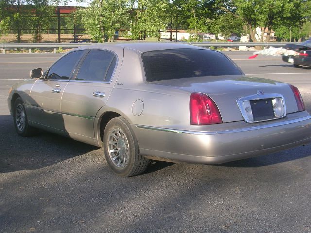 2002 Lincoln Town Car DOWN 4.9 WAC