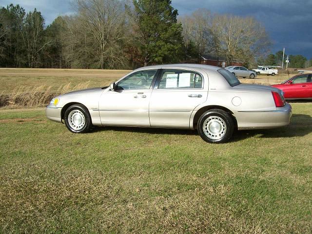 2002 Lincoln Town Car DOWN 4.9 WAC
